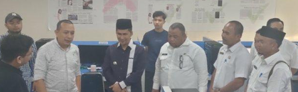 Dalam upaya mempromosikan potensi wisata di Kabupaten Aceh Tenggara, Pj. Bupati Aceh Tenggara, Drs. Syakir, M.Si., melakukan kunjungan ke kantor Harian Serambi Indonesia di Banda Aceh pada [Tulis Tanggal Kunjungan]. Kunjungan ini bertujuan untuk menjalin silaturahmi dan sekaligus meminta dukungan media dalam mempublikasikan potensi wisata di daerah yang dikenal dengan sebutan Agara ini. Pj. Bupati Aceh Tenggara, dalam pertemuannya dengan jajaran redaksi Harian Serambi Indonesia, menyampaikan harapannya agar media massa dapat berperan aktif dalam memperkenalkan keindahan alam dan budaya Aceh Tenggara kepada khalayak luas. Dia meyakini bahwa peran media sangat penting dalam meningkatkan kunjungan wisatawan ke Agara, yang pada akhirnya akan berdampak positif bagi perekonomian daerah. ## Potensi Wisata Aceh Tenggara: Menggali Kekayaan Alam dan Budaya Aceh Tenggara, dengan letak geografisnya yang strategis di daerah pegunungan Bukit Barisan, memiliki potensi wisata yang sangat menjanjikan. Keindahan alamnya yang masih alami, dengan air terjun, danau, hutan, serta pegunungan yang menjulang tinggi, menjadi daya tarik tersendiri bagi para wisatawan. Selain itu, kekayaan budaya dan tradisi masyarakat setempat juga merupakan aset penting yang perlu dijaga dan dipromosikan. ## Beragam Destinasi Wisata Menarik di Aceh Tenggara Aceh Tenggara memiliki banyak destinasi wisata yang menarik untuk dikunjungi, mulai dari wisata alam hingga wisata budaya. Beberapa destinasi wisata andalan di Agara antara lain: Air Terjun Lawe Sigala-Gala: Air terjun ini merupakan salah satu destinasi wisata unggulan di Aceh Tenggara. Keindahan air terjun yang jatuh dari ketinggian sekitar 80 meter, dengan air yang jernih dan segar, menjadi daya tarik utama bagi para wisatawan. Di sekitar air terjun, terdapat beberapa tempat menarik lainnya, seperti kolam renang alami, area camping, dan warung makan. Danau Laut Tawar: Danau ini merupakan danau terbesar di Aceh, yang terletak di wilayah dataran tinggi Gayo. Keindahan danau yang dikelilingi oleh pegunungan yang menjulang tinggi, membuat danau ini menjadi destinasi wisata yang populer. Di sekitar danau, terdapat beberapa tempat wisata menarik lainnya, seperti pemandian air panas, area camping, dan pusat oleh-oleh khas Gayo. Taman Nasional Gunung Leuser: Taman nasional ini merupakan salah satu taman nasional terbesar di Indonesia, yang terletak di wilayah Aceh dan Sumatera Utara. Taman nasional ini memiliki keanekaragaman hayati yang tinggi, dengan berbagai jenis flora dan fauna. Bagi para pecinta alam, taman nasional ini menawarkan berbagai kegiatan menarik, seperti trekking, camping, dan bird watching. Desa Budaya Kutacane: Desa ini merupakan salah satu desa adat di Aceh Tenggara, yang masih mempertahankan tradisi dan budaya lokal. Di desa ini, para wisatawan dapat melihat dan merasakan langsung kehidupan masyarakat Gayo, dengan rumah adatnya yang unik, serta berbagai aktivitas budaya seperti tarian tradisional, musik tradisional, dan kerajinan tangan. Museum Gayo: Museum ini menyimpan berbagai koleksi benda-benda bersejarah dan budaya Gayo, seperti pakaian adat, senjata tradisional, alat musik tradisional, dan kerajinan tangan. Museum ini merupakan tempat yang tepat untuk mempelajari sejarah dan budaya Gayo secara lebih mendalam. ## Pentingnya Peran Media dalam Meningkatkan Kunjungan Wisatawan Peran media dalam mempromosikan potensi wisata sangat penting. Media massa memiliki jangkauan yang luas dan dapat menjangkau target pasar yang lebih besar. Dengan publikasi yang efektif, media dapat membantu meningkatkan kesadaran masyarakat akan potensi wisata di Aceh Tenggara. Media massa dapat berperan sebagai jembatan penghubung antara pemerintah daerah dengan masyarakat, terutama para wisatawan. Melalui media, pemerintah daerah dapat menyampaikan informasi tentang potensi wisata, infrastruktur yang tersedia, dan berbagai fasilitas pendukung lainnya. ## Strategi Promosi Wisata yang Efektif Untuk mempromosikan potensi wisata di Aceh Tenggara secara efektif, diperlukan strategi promosi yang tepat. Beberapa strategi promosi yang dapat dilakukan antara lain: Memanfaatkan Media Sosial: Media sosial saat ini menjadi platform yang efektif untuk mempromosikan potensi wisata. Pemerintah daerah dapat memanfaatkan media sosial untuk menyebarkan informasi tentang potensi wisata, berbagi foto dan video menarik tentang destinasi wisata, dan mengadakan kontes atau giveaway untuk menarik minat wisatawan. Membangun Website Resmi: Website resmi dapat menjadi wadah untuk menampilkan informasi lengkap tentang potensi wisata di Aceh Tenggara. Website harus dirancang dengan tampilan yang menarik dan mudah diakses. Selain informasi tentang destinasi wisata, website juga dapat menampilkan informasi tentang akomodasi, transportasi, dan kuliner. Kerjasama dengan Travel Agent: Kerjasama dengan travel agent dapat membantu dalam memasarkan paket wisata ke Aceh Tenggara. Travel agent dapat menawarkan berbagai paket wisata yang menarik, dengan harga yang kompetitif. Mengadakan Event dan Festival: Mengadakan event dan festival dapat menjadi magnet bagi wisatawan untuk berkunjung ke Aceh Tenggara. Event dan festival dapat berupa festival budaya, festival kuliner, atau festival olahraga. ## Tantangan dan Peluang dalam Pengembangan Pariwisata Pengembangan pariwisata di Aceh Tenggara tidak terlepas dari tantangan dan peluang. Tantangan utama yang dihadapi adalah masih terbatasnya infrastruktur dan fasilitas pendukung pariwisata. ## Kesimpulan Kunjungan Pj Bupati Aceh Tenggara ke kantor Harian Serambi Indonesia merupakan langkah positif dalam upaya mempromosikan potensi wisata di Agara. Peran media massa sangat penting dalam meningkatkan kunjungan wisatawan ke Aceh Tenggara. Dengan strategi promosi yang tepat, potensi wisata di Aceh Tenggara dapat semakin berkembang dan memberikan manfaat bagi perekonomian daerah. Pemerintah daerah, bersama dengan stakeholders terkait, harus terus berupaya untuk meningkatkan infrastruktur dan fasilitas pendukung pariwisata, serta menjaga kelestarian alam dan budaya di Aceh Tenggara. Dengan kerja sama dan sinergi yang baik, potensi wisata di Aceh Tenggara dapat menjadi magnet bagi wisatawan domestik maupun mancanegara.